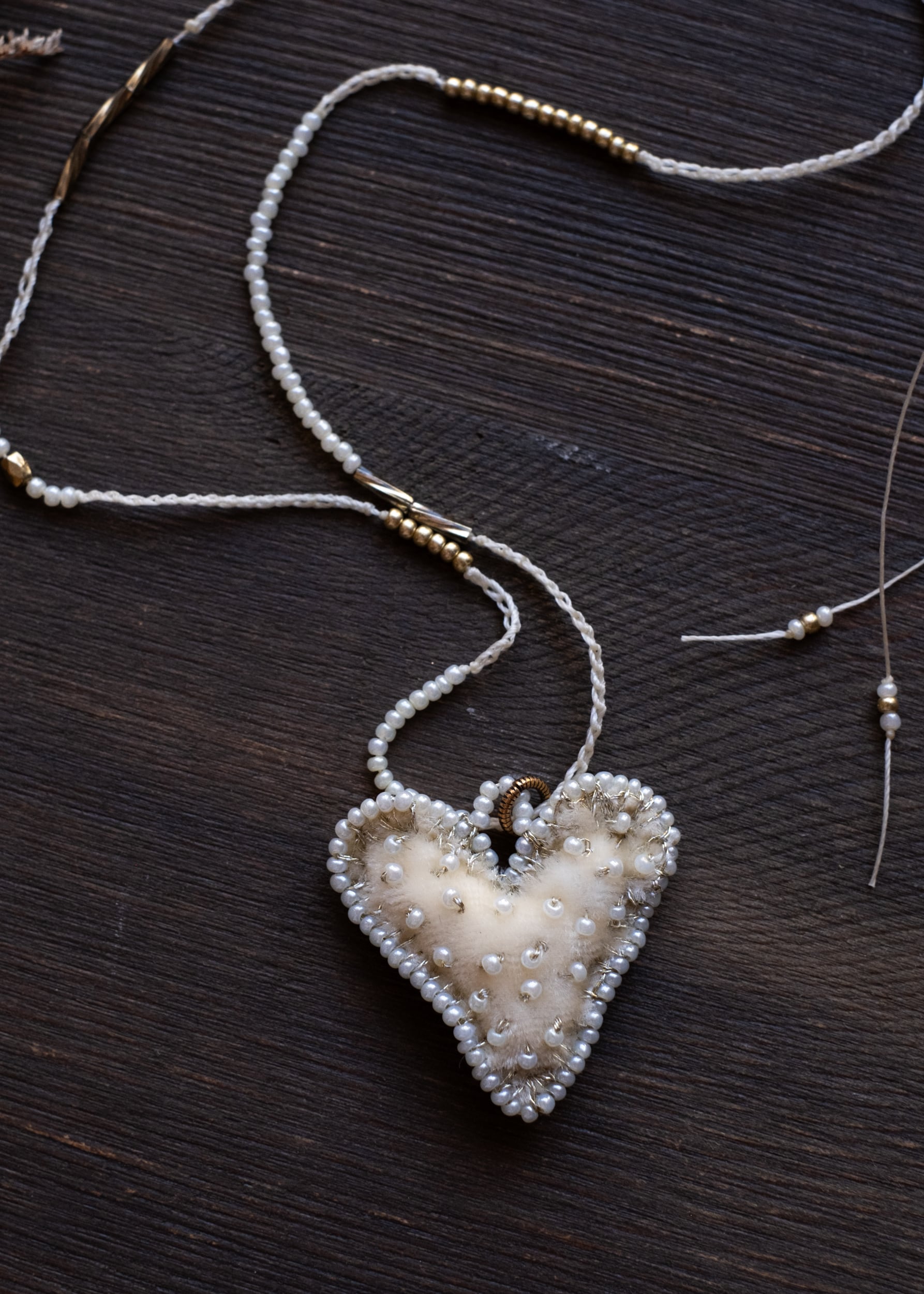 Pearl Cream Velvet Heart Necklace by Atelier 363, photo d