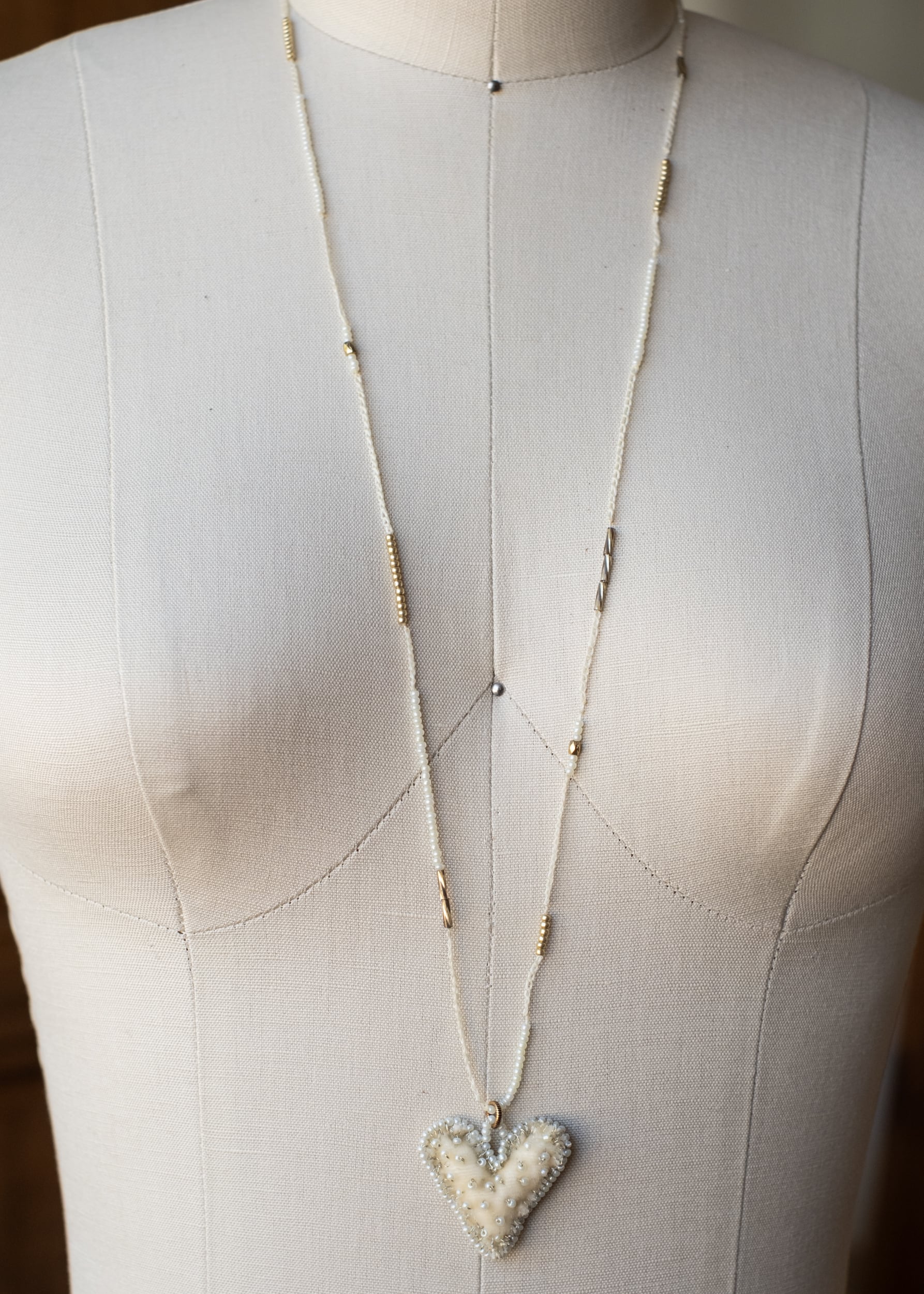 Pearl Cream Velvet Heart Necklace by Atelier 363, photo i